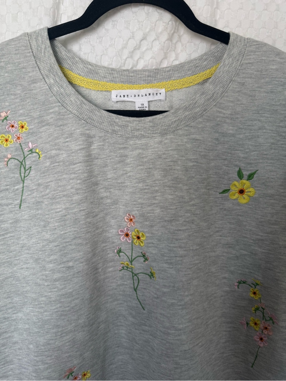 Jane + Delancey Floral Embroidered Puff Sleeve Sweatshirt Gray 1X NWOT - Picture 4 of 8